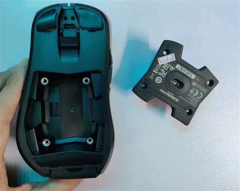 How to disassemble a gaming mouse : .